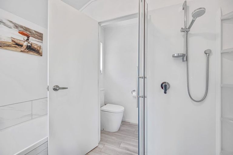 Photo of property in 2 Harbour Lights Close, West Harbour, Auckland, 0618