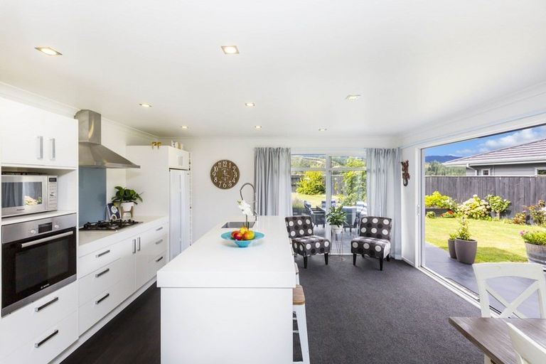 Photo of property in 4 Citrine Grove, Timberlea, Upper Hutt, 5018