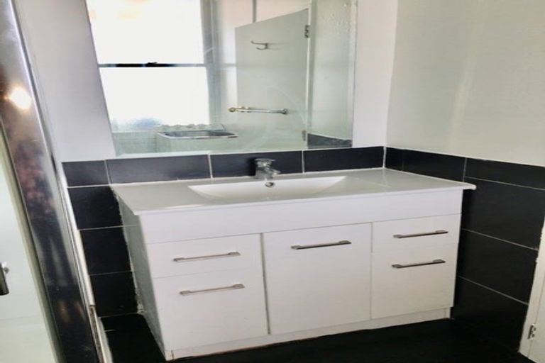 Photo of property in 318 West Coast Road, Glen Eden, Auckland, 0602