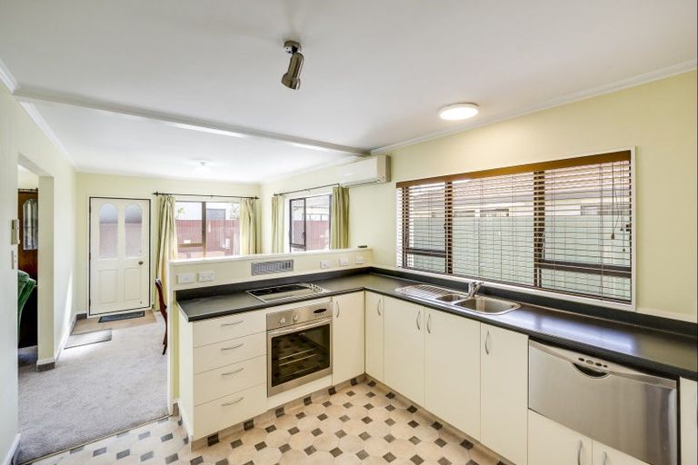 Photo of property in 2/52 Avondale Road, Taradale, Napier, 4112