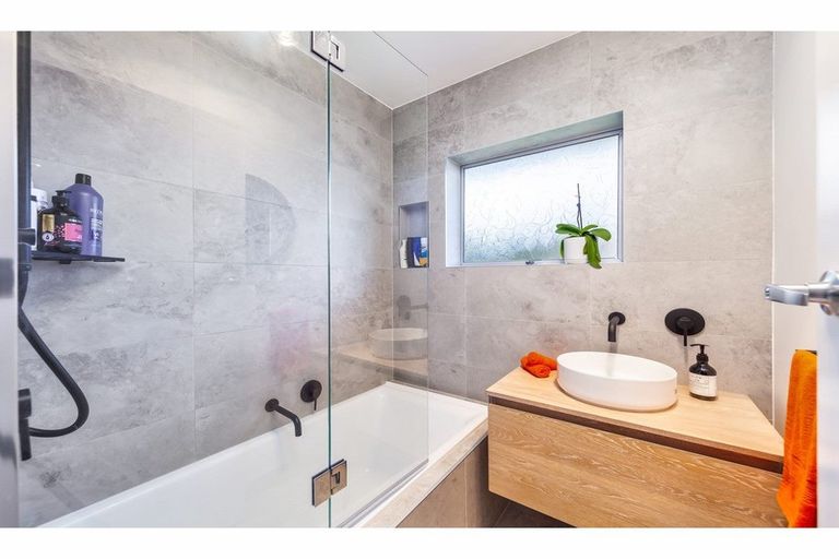 Photo of property in 1b Karaka Street, New Lynn, Auckland, 0600