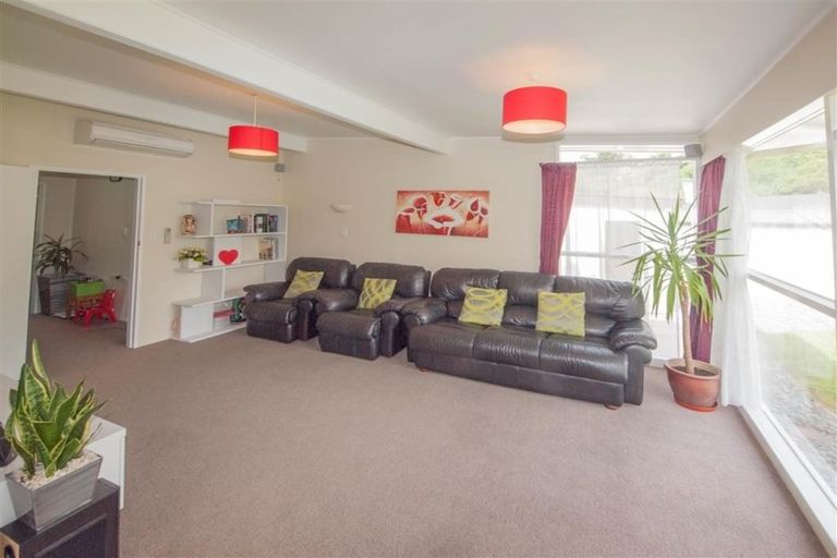 Photo of property in 3 Silverbirch Grove, Churton Park, Wellington, 6037