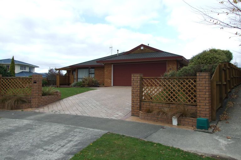 Photo of property in 23 Greenwood Place, Fitzherbert, Palmerston North, 4410