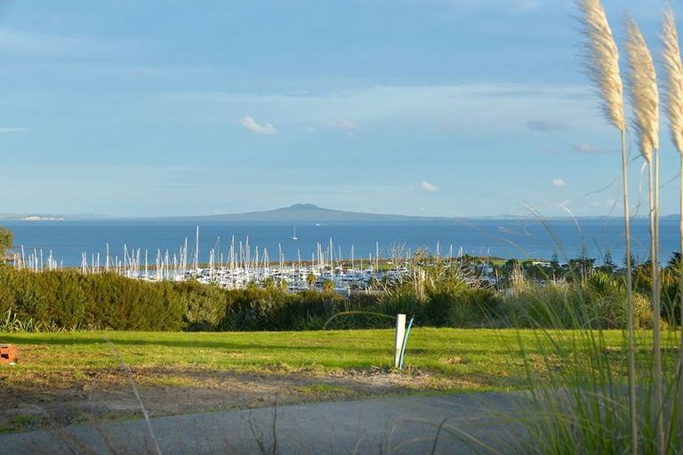 Photo of property in 3 Laguna Place, Matakatia, Whangaparaoa, 0930