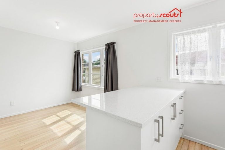 Photo of property in 16 Serjeant Street, Henderson, Auckland, 0612