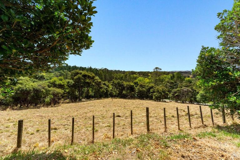 Photo of property in 379 Muriwai Road, Waimauku, 0881