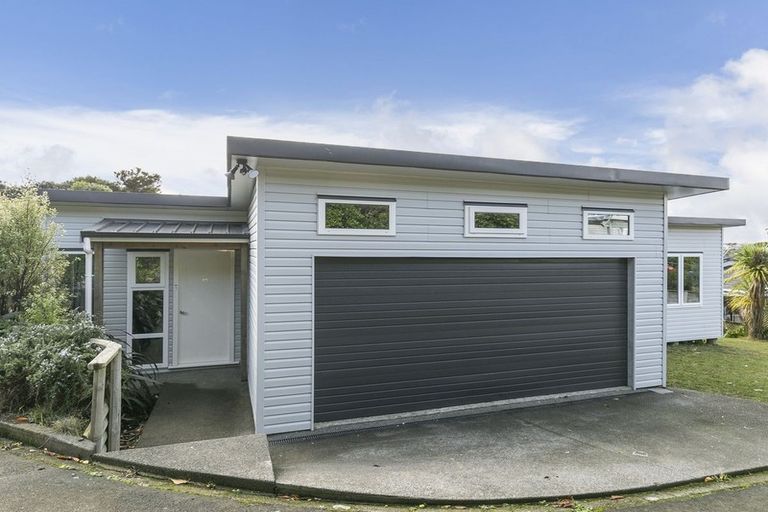 Photo of property in 23 Padnell Crescent, Paparangi, Wellington, 6037