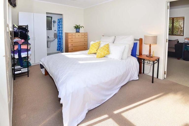 Photo of property in 11 Thalia Place, Totara Vale, Auckland, 0629