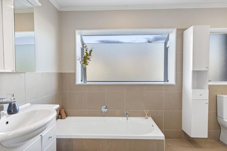 Photo of property in 12 Suncrest Drive, West Harbour, Auckland, 0618
