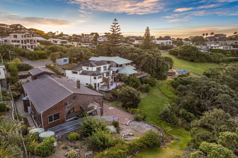 Photo of property in 27 Chelverton Terrace, Red Beach, 0932