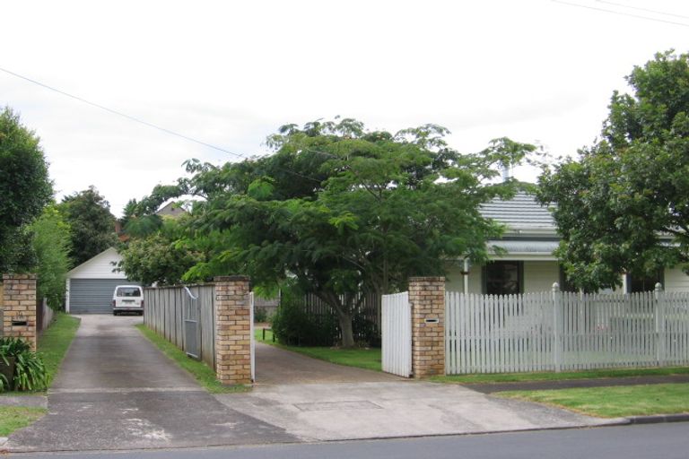 Photo of property in 1 Huapai Street, Onehunga, Auckland, 1061