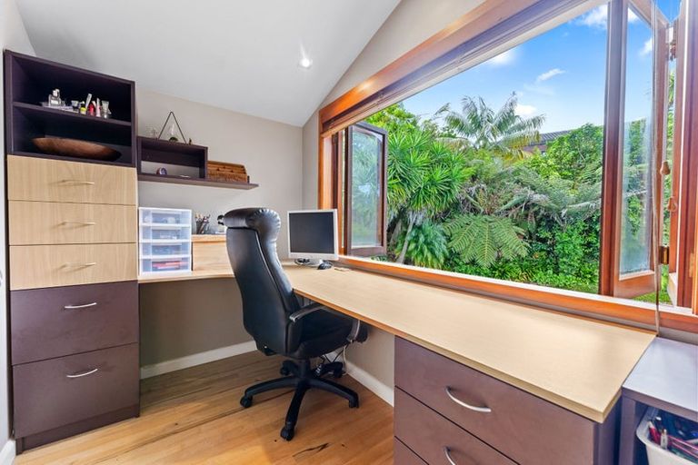 Photo of property in 37 Kiteroa Terrace, Rothesay Bay, Auckland, 0630