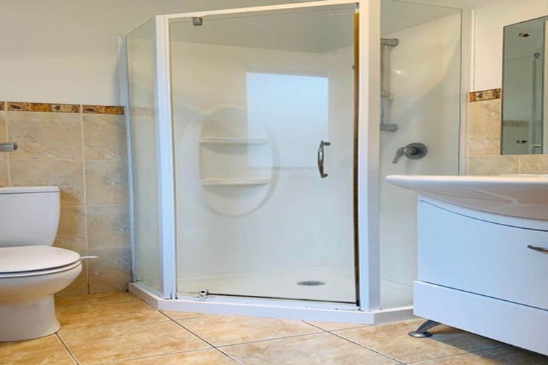 Photo of property in 2/890 East Coast Road, Northcross, Auckland, 0630