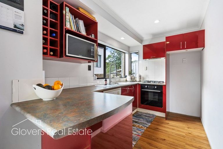 Photo of property in 18b Vardon Road, Green Bay, Auckland, 0604