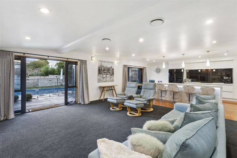 Photo of property in 18 Ravenwood Drive, Forrest Hill, Auckland, 0620