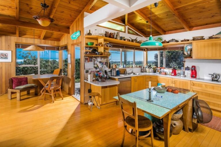 Photo of property in 393 Motutara Road, Muriwai, Waimauku, 0881