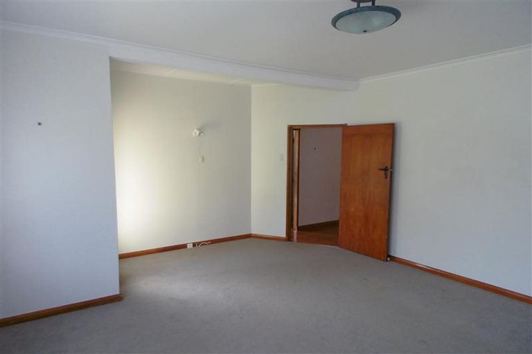 Photo of property in 53 Seaview Road, Marfell, New Plymouth, 4310