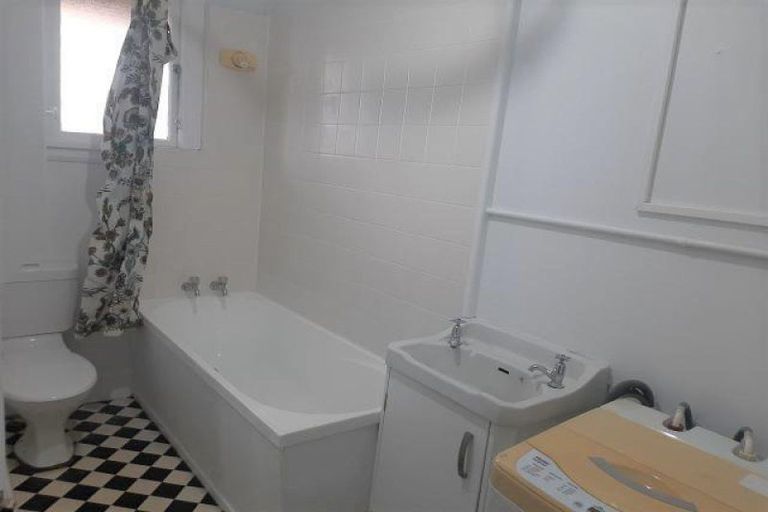 Photo of property in Devonport Apartments, 33/127 Saint Aubyn Street, New Plymouth, 4310