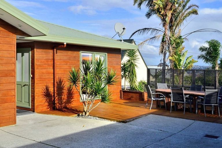 Photo of property in 1/13 Sunnynook Road, Forrest Hill, Auckland, 0620