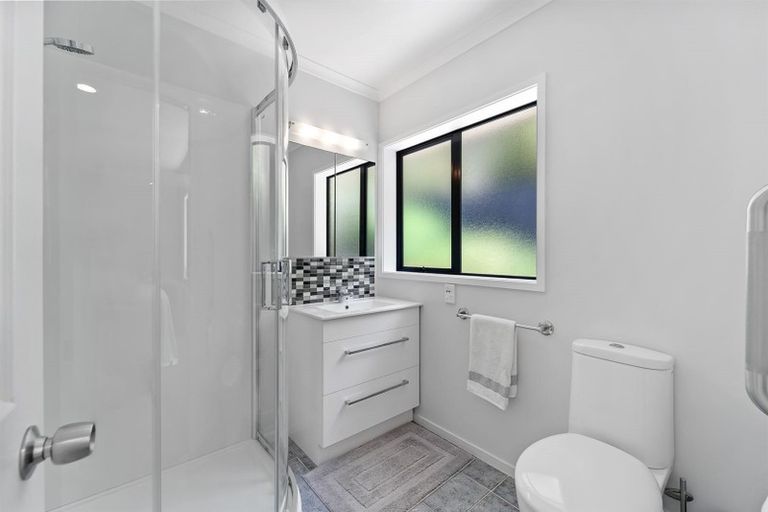 Photo of property in 17 Kate Sheppard Avenue, Torbay, Auckland, 0630