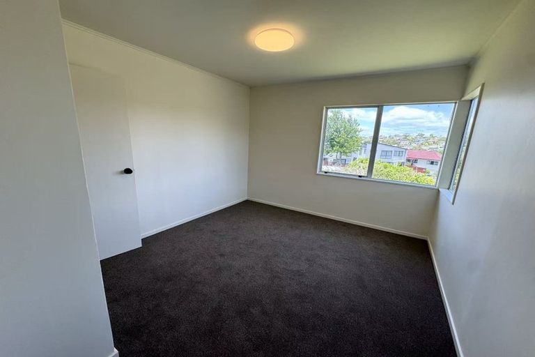 Photo of property in 18 Athena Drive, Totara Vale, Auckland, 0629