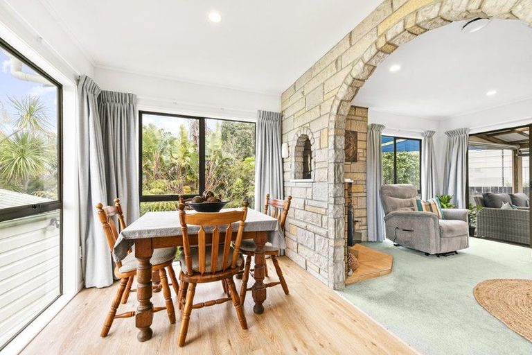 Photo of property in 22 Deverell Place, Northcross, Auckland, 0632