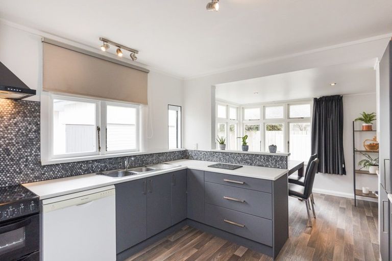 Photo of property in 19 Featherston Street, Takaro, Palmerston North, 4412