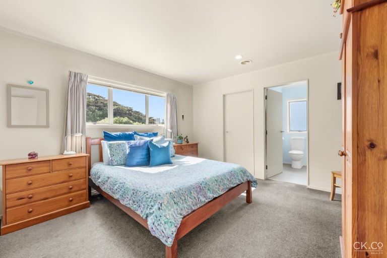 Photo of property in 18 Arahiwi Grove, Tirohanga, Lower Hutt, 5010