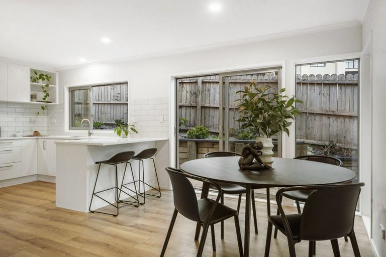 Photo of property in 18 Greenleaf Way, Northcross, Auckland, 0630