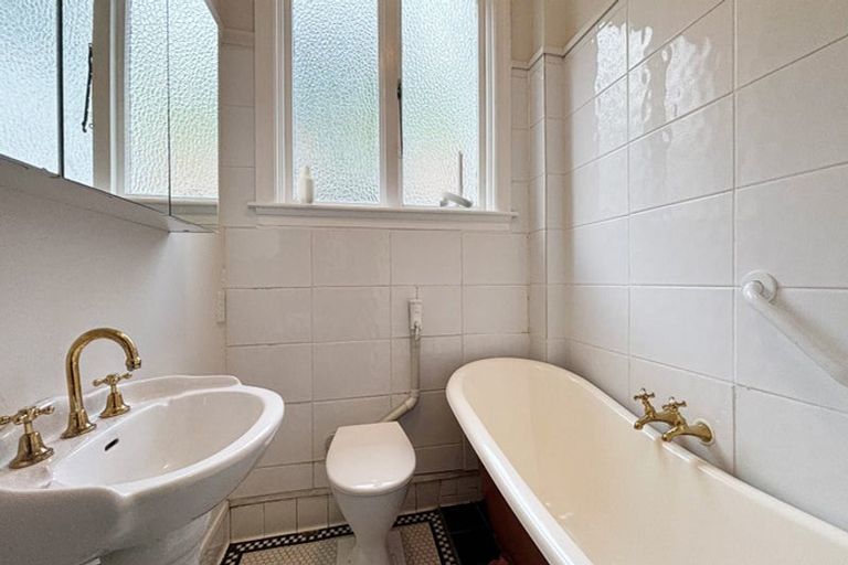 Photo of property in 2/246 Oriental Parade, Oriental Bay, Wellington, 6011