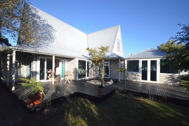 Photo of property in 27 Springdale Grove, Fitzherbert, Palmerston North, 4410