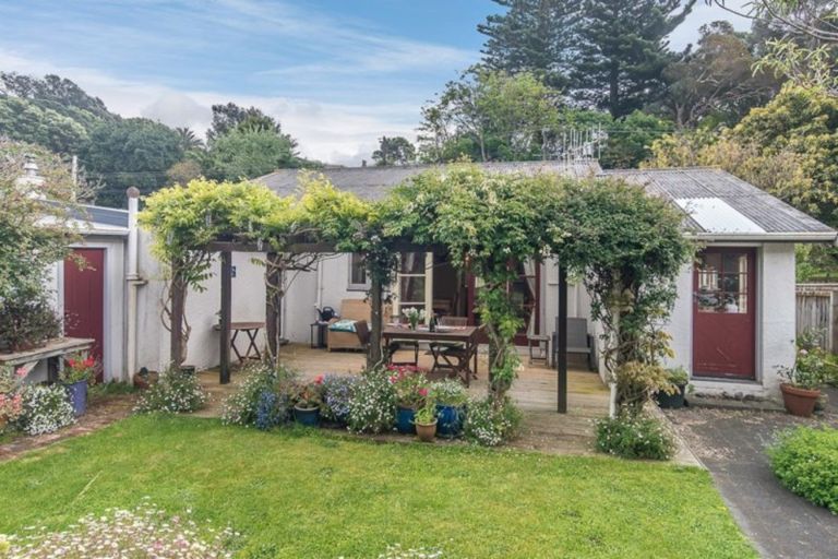 Photo of property in 28 Wellington Road, Paekakariki, 5034