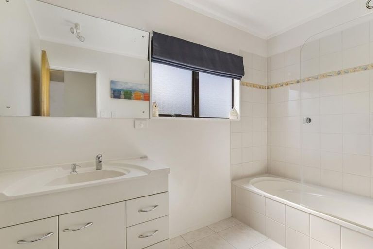 Photo of property in 6 Channing Crescent, Botany Downs, Auckland, 2010