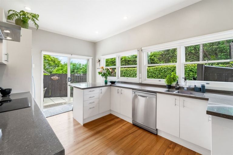 Photo of property in 2/118 East Coast Road, Forrest Hill, Auckland, 0620