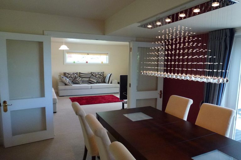 Photo of property in 27 Springdale Grove, Fitzherbert, Palmerston North, 4410