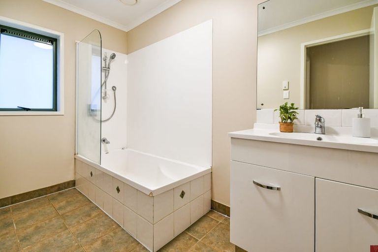 Photo of property in 10 Rock Daisy Crescent, Mangere, Auckland, 2022