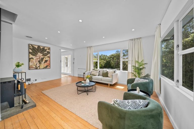 Photo of property in 1 Wakely Road, Newlands, Wellington, 6037