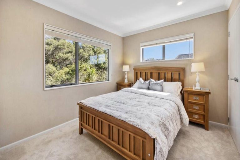 Photo of property in 18 Bur Oak Terrace, Schnapper Rock, Auckland, 0632