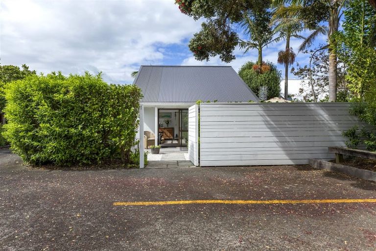 Photo of property in 1/25a Beach Road, Te Atatu Peninsula, Auckland, 0610