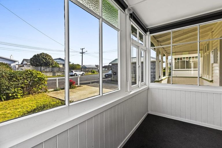 Photo of property in 25 Paynters Avenue, Strandon, New Plymouth, 4312