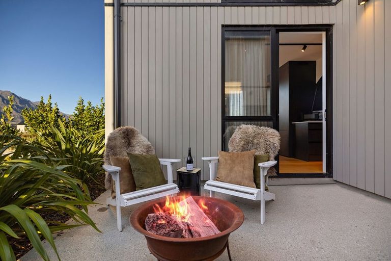 Photo of property in 33 Casterway Crescent, Jacks Point, 9371