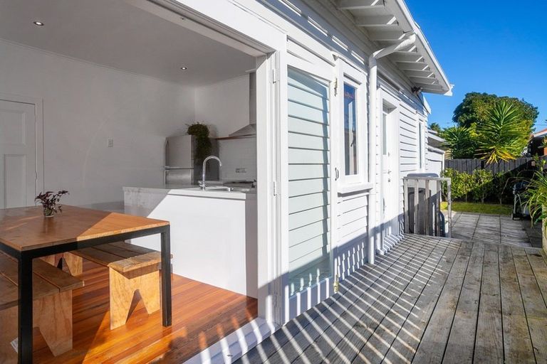 Photo of property in 10 Walmer Road, Point Chevalier, Auckland, 1022