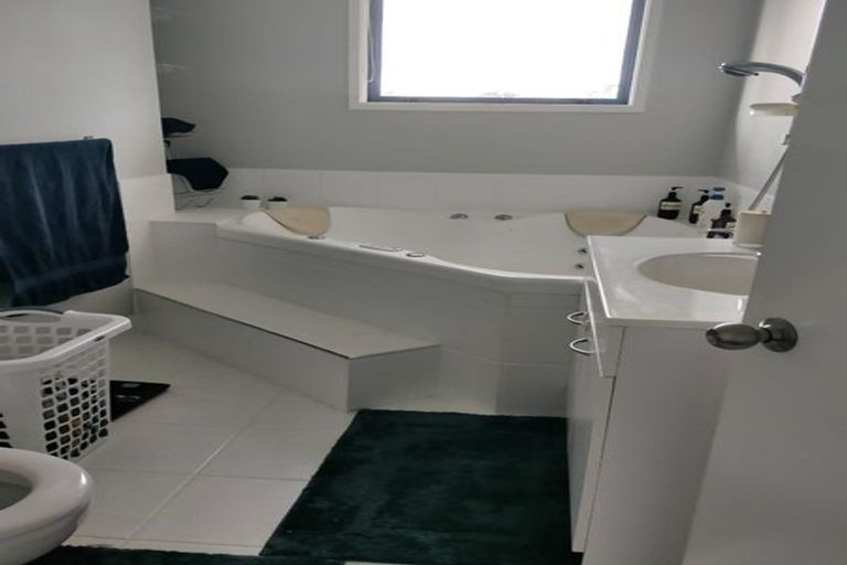 Photo of property in 10 Crannog Fen, Wattle Downs, Auckland, 2103