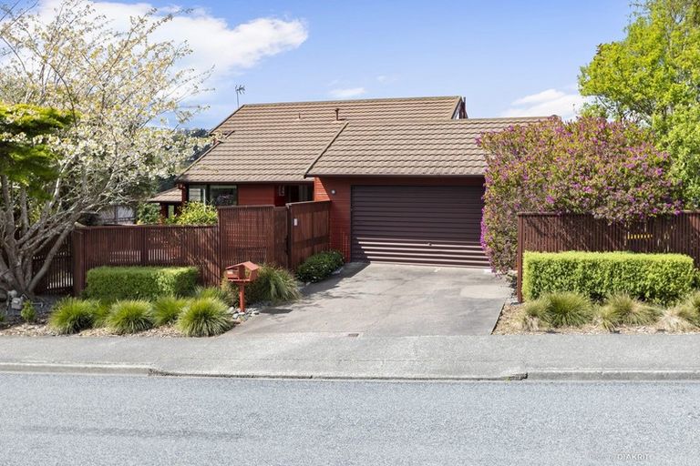 Photo of property in 8 Burbank Crescent, Churton Park, Wellington, 6037