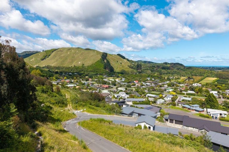 Photo of property in 108 Kakariki Grove, Waikanae, 5036