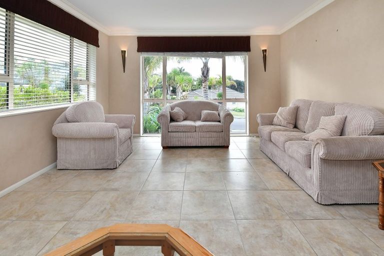 Photo of property in 52 Grovenor Drive, Orewa, 0931