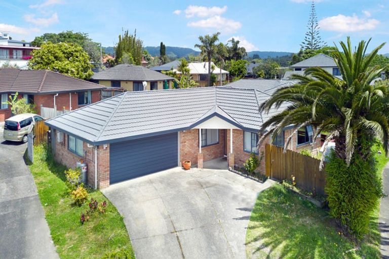 Photo of property in 18 Plumstead Rise, Glen Eden, Auckland, 0602