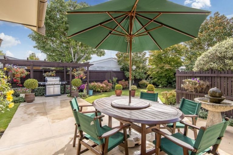 Photo of property in 5 Calbreath Place, Russley, Christchurch, 8042