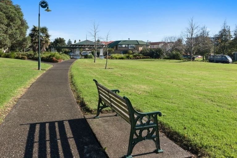 Photo of property in 8 Vinograd Drive, Te Atatu Peninsula, Auckland, 0610