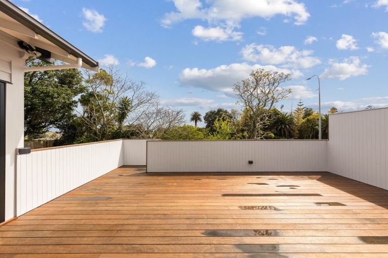 Photo of property in 30 Waiwaka Terrace, Strandon, New Plymouth, 4312